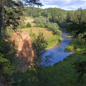 Skats uz Zvārtes iezi no Zvārtes kraujas Skats uz Zvārtes iezi no Zvārtes kraujas
