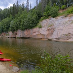 Ķūķu klintis un laivotāji Ķūķu klintis un laivotāji