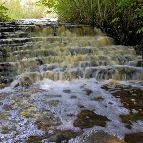 Veģupītes ūdenskritums rudenī Veģupītes ūdenskritums rudenī