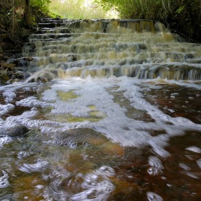 Veģupītes ūdenskritums rudenī Veģupītes ūdenskritums rudenī