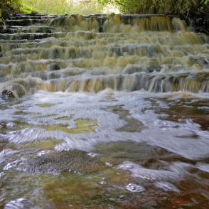 Veģupītes ūdenskritums rudenī Veģupītes ūdenskritums rudenī