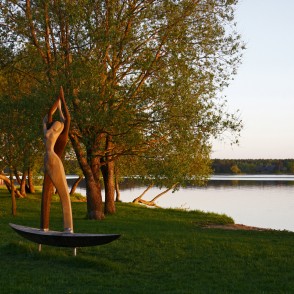 Kārļa Īles skulptūra "Vienā laivā" Kārļa Īles skulptūra "Vienā laivā"