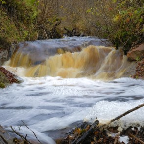 Dūkupju ūdenskritums rudenī Dūkupju ūdenskritums rudenī