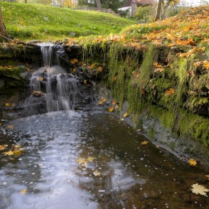 Rumbiņas ūdenskritums ar sūnām un rudens lapām Rumbiņas ūdenskritums ar sūnām un rudens lapām