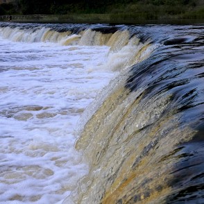 Ventas rumbas platais ūdenskritums ar putojošu straumi Ventas rumbas platais ūdenskritums ar putojošu straumi