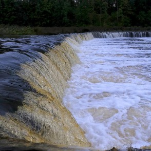 Ventas rumba ar mierīgu augšteci un putainu lejtecē plūstošu ūdeni Ventas rumba ar mierīgu augšteci un putainu lejtecē plūstošu ūdeni