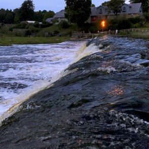 Ventas rumba vēlā vakarā ar apgaismotu krastu Ventas rumba vēlā vakarā ar apgaismotu krastu