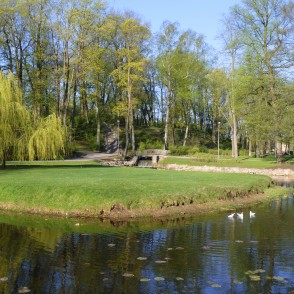 Arkādijas parka ainava ar Mārupītes ūdenskritumu Arkādijas parka ainava ar Mārupītes ūdenskritumu