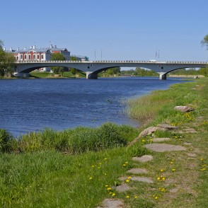 Skats uz Lielupes tiltu no krastmalas pie Lielupes krasta promenādes Skats uz Lielupes tiltu no krastmalas pie Lielupes krasta promenādes