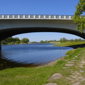 Skats uz Lielupi caur tilta arku Jelgavā Skats uz Lielupi caur tilta arku Jelgavā
