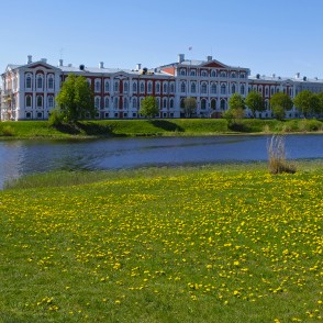 Pavasaris: pieneņu pļava, Lielupe un Latvijas Lauksaimniecības universitāte Pavasaris: pieneņu pļava, Lielupe un Latvijas Lauksaimniecības universitāte
