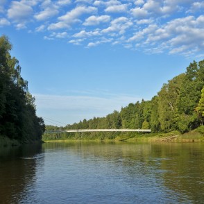 Gaujas ainava ar gājēju tiltu Siguldā pie Velnalas Gaujas ainava ar gājēju tiltu Siguldā pie Velnalas
