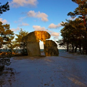 Piemineklis "Jūras paņemtajiem" Kolkasragā Piemineklis "Jūras paņemtajiem" Kolkasragā