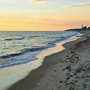 Papes pludmale saulrietā Papes pludmale saulrietā