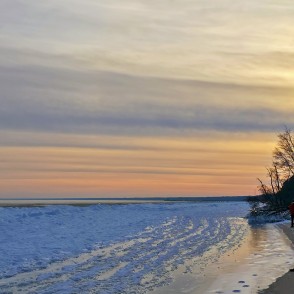 Ziemas saulriets Kolkasragā: ledaina piekraste un mierīga pludmale Ziemas saulriets Kolkasragā: ledaina piekraste un mierīga pludmale