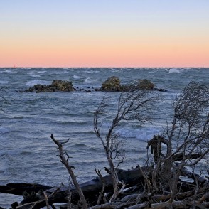 Aplūdušas Kolkasraga vecās bākas drupas Aplūdušas Kolkasraga vecās bākas drupas