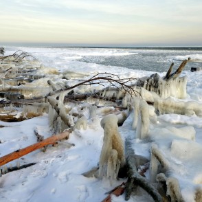 Kolkasraga ziemas piekraste ar apledojušu sanesumu joslām un jūras ledu Kolkasraga ziemas piekraste ar apledojušu sanesumu joslām un jūras ledu