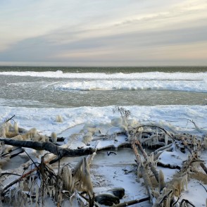 Kolkasraga ziemas piekraste ar apledojušiem sanesumiem un jūras ledu pie horizonta Kolkasraga ziemas piekraste ar apledojušiem sanesumiem un jūras ledu pie horizonta