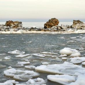 Kolkasraga vecā bāka un dreifējošs ledus ziemas jūrā pie horizonta Kolkasraga vecā bāka un dreifējošs ledus ziemas jūrā pie horizonta