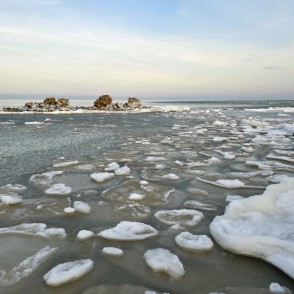 Plašs ziemas skats uz Kolkasraga veco bāku un ledus gabaliem jūrā Plašs ziemas skats uz Kolkasraga veco bāku un ledus gabaliem jūrā
