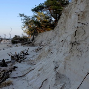 Vētrā izskalotas Kolkasraga kāpas Vētrā izskalotas Kolkasraga kāpas