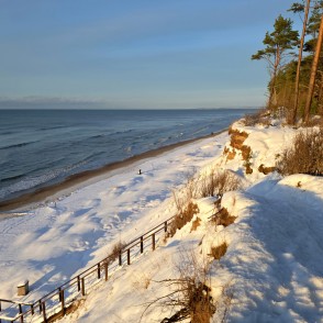 Ziemas skats no Jūrkalnes stāvkrasta uz jūru un sniegotu piekrasti Ziemas skats no Jūrkalnes stāvkrasta uz jūru un sniegotu piekrasti