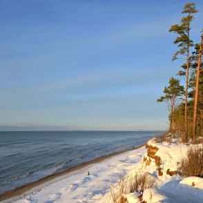 Ziemas piekraste ar Jūrkalnes stāvkrastu, priedēm un mierīgu jūru Ziemas piekraste ar Jūrkalnes stāvkrastu, priedēm un mierīgu jūru