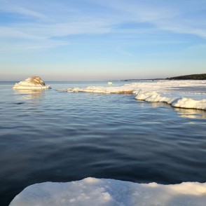 Apledojis Pāvilostas Lielais akmens un mierīga jūra Pāvilostas pludmalē Apledojis Pāvilostas Lielais akmens un mierīga jūra Pāvilostas pludmalē