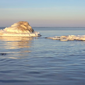 Pāvilostas Lielais akmens ledus apvalkā ziemas saulē Pāvilostas Lielais akmens ledus apvalkā ziemas saulē