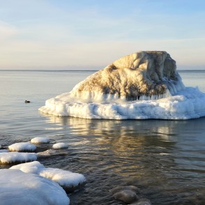 Pāvilostas Lielais akmens biezā ledus kārtā ziemas dienā Pāvilostas Lielais akmens biezā ledus kārtā ziemas dienā
