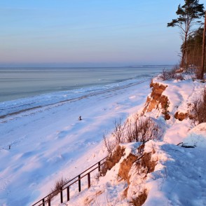 Jūrkalnes stāvkrasts ziemā saulrieta gaismā Jūrkalnes stāvkrasts ziemā saulrieta gaismā