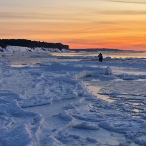 Saulriets virs sasalušā Jūrkalnes stāvkrasta un ledus krāvumiem Saulriets virs sasalušā Jūrkalnes stāvkrasta un ledus krāvumiem