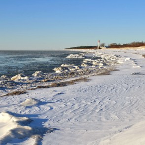 Ziemas ainava ar Papes bāku un aizsalušo Baltijas jūras piekrasti Ziemas ainava ar Papes bāku un aizsalušo Baltijas jūras piekrasti