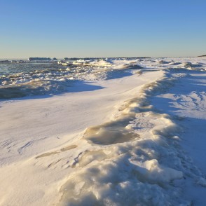 Sniega sanesas un ledus krāvumi Papes pludmalē saulainā ziemas dienā Sniega sanesas un ledus krāvumi Papes pludmalē saulainā ziemas dienā