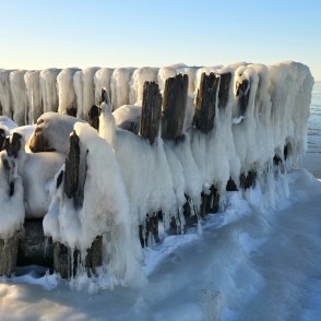 Apledojuši Papes kanāla vecie koka steķi ziemā Apledojuši Papes kanāla vecie koka steķi ziemā
