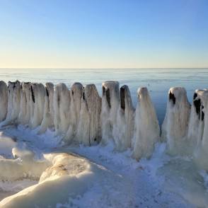 Papes kanāla vēsturiskie steķi aizsalušas jūras fonā Papes kanāla vēsturiskie steķi aizsalušas jūras fonā