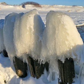 Apledojuši koka pāļi Papes kanāla malā ziemā Apledojuši koka pāļi Papes kanāla malā ziemā
