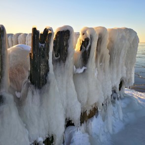 Saulrieta gaisma uz apledojušiem Papes kanāla steķiem Saulrieta gaisma uz apledojušiem Papes kanāla steķiem