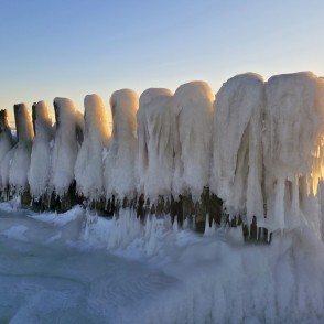 Masīvas ledus skulptūras uz Papes koka steķiem saullēktā Masīvas ledus skulptūras uz Papes koka steķiem saullēktā