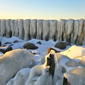Apledojuši krasta akmeņi un koka steķi Papes kanālā Apledojuši krasta akmeņi un koka steķi Papes kanālā