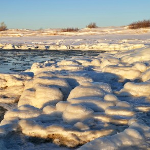 Sasalusi Baltijas jūras piekraste un ledus krāvumi Papes pludmalē Sasalusi Baltijas jūras piekraste un ledus krāvumi Papes pludmalē