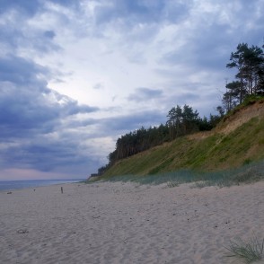 Jūrkalnes stāvkrasts, mākoņainas debesis Jūrkalnes stāvkrasts, mākoņainas debesis