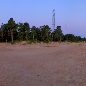 Pa labi Baltijas jūra, pa kreisi Rīgas jūras līcis Pa labi Baltijas jūra, pa kreisi Rīgas jūras līcis