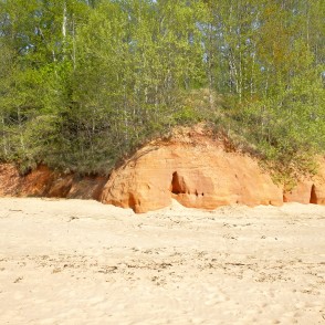 Smilšakmens atsegumi starp Ķurmragu un Ežurgu klintīm Smilšakmens atsegumi starp Ķurmragu un Ežurgu klintīm