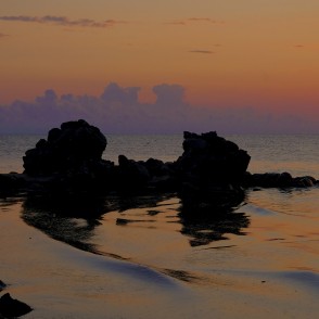Mākonis kopē Kolkasraga vecās bākas drupu kontūras Mākonis kopē Kolkasraga vecās bākas drupu kontūras