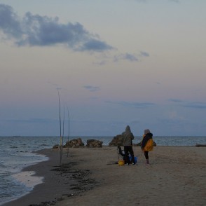 Makšķernieki Kolkasragā vēlā vakarā Makšķernieki Kolkasragā vēlā vakarā
