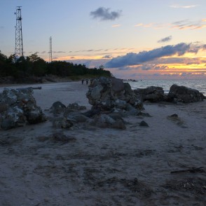 Kolkasraga vecās bākas drupas saulrietā Kolkasraga vecās bākas drupas saulrietā