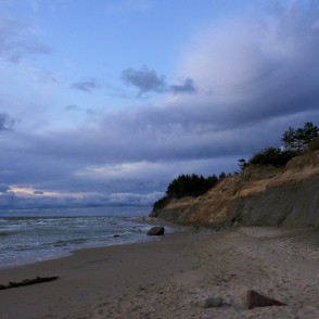 Staldzenes stāvkrasts mākoņainā vakarā Staldzenes stāvkrasts mākoņainā vakarā
