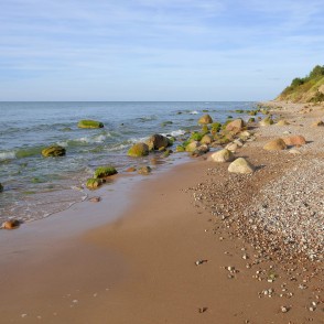 Akmeņi jūras krastā Akmeņi jūras krastā