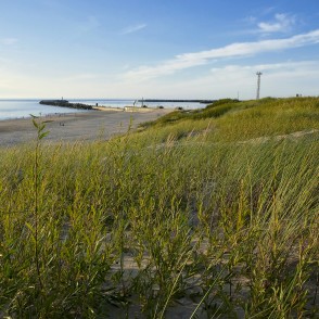 Skats no kāpām uz Ventspils moliem Skats no kāpām uz Ventspils moliem